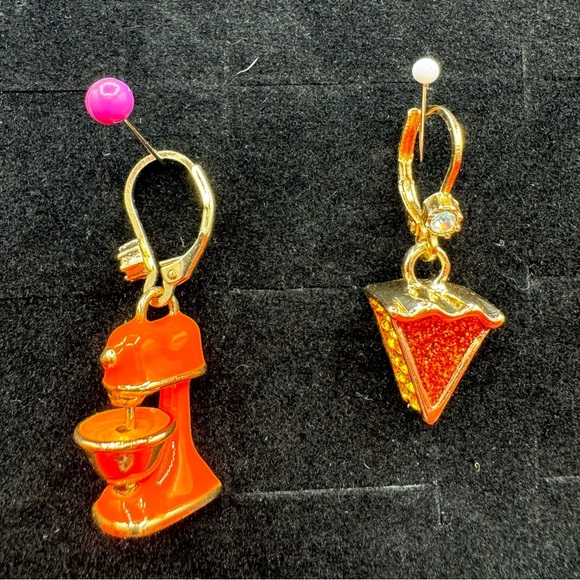 AUTHENTIC NWT Betsey Johnson Thanksgiving/Christmas earrings - Picture 3 of 8